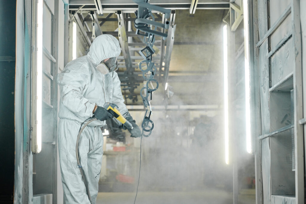 Nettoyage industriel cryogénique en Auvergne-Rhône-Alpes. Technicien projetant de la glace carbonique sur une ligne de production.