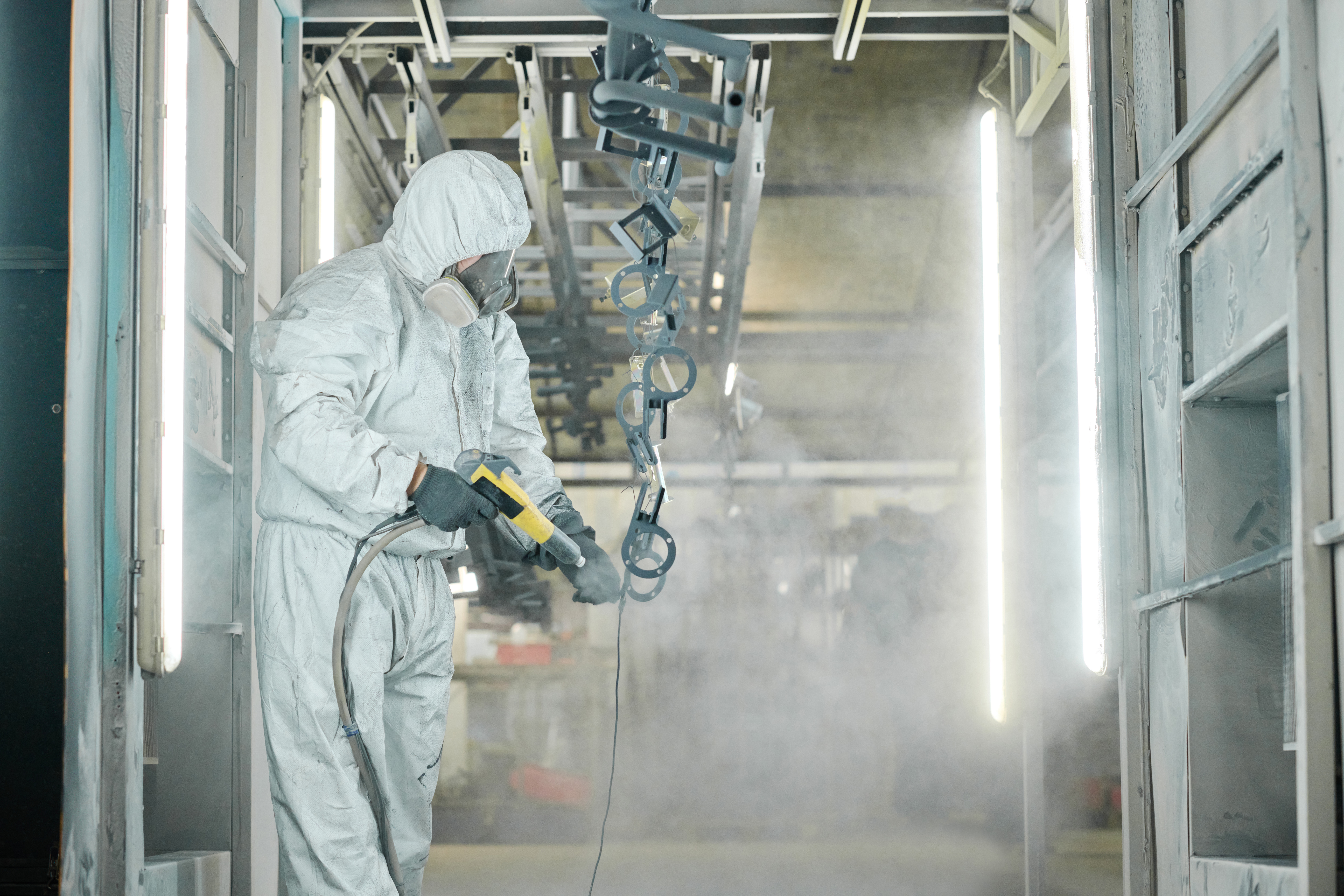 Nettoyage industriel cryogénique en Auvergne-Rhône-Alpes. Technicien projetant de la glace carbonique sur une ligne de production.